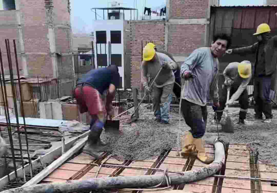 Un camión mixer vierte concreto premezclado en una construcción de Cuajimalpa, asegurando calidad y servicio garantizados.jpg